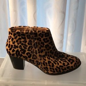 vionic leopard boots